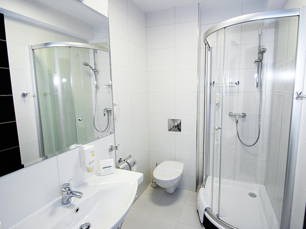 Hotel Miodowy Mlyn Опатов Стая снимка