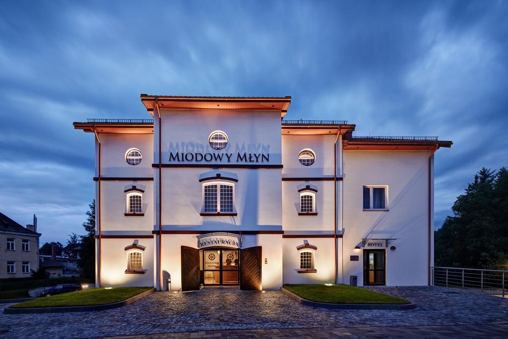 Hotel Miodowy Mlyn Опатов Екстериор снимка