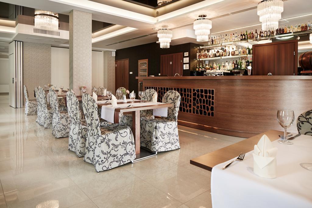 Hotel Miodowy Mlyn Опатов Екстериор снимка