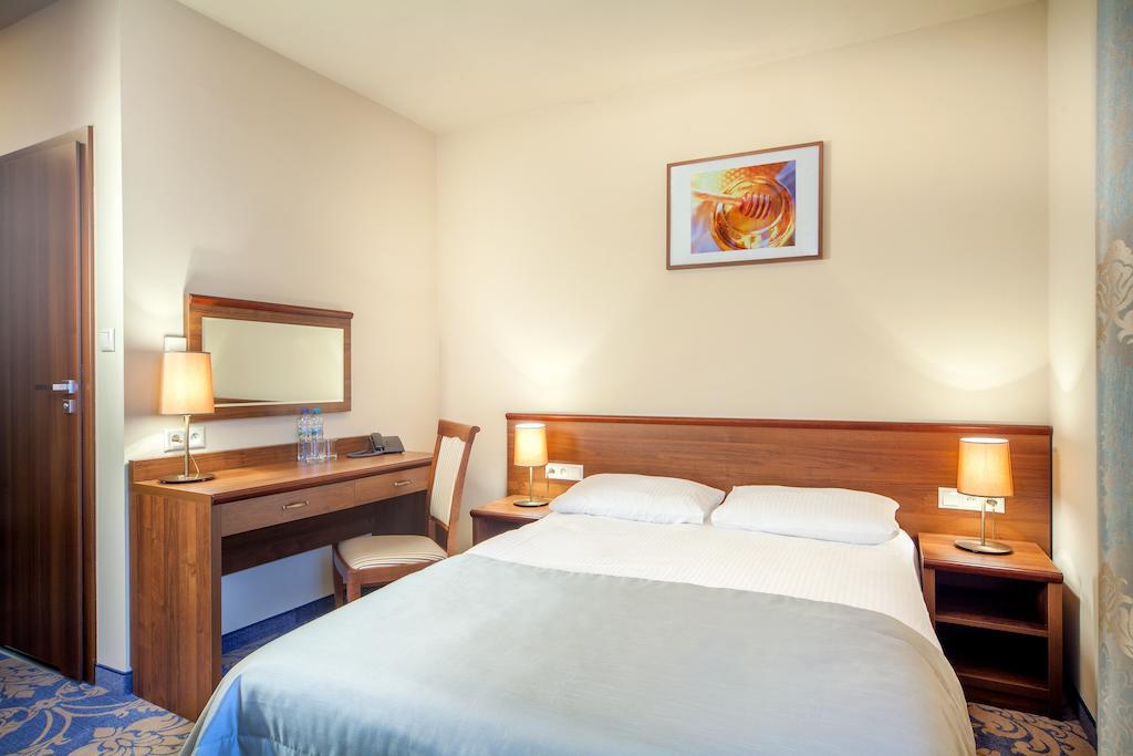 Hotel Miodowy Mlyn Опатов Стая снимка