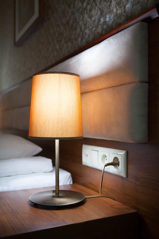 Hotel Miodowy Mlyn Опатов Стая снимка
