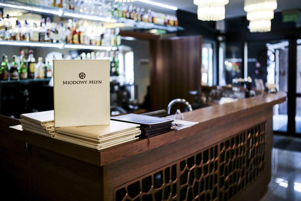 Hotel Miodowy Mlyn Опатов Екстериор снимка