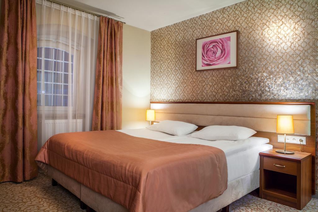 Hotel Miodowy Mlyn Опатов Стая снимка