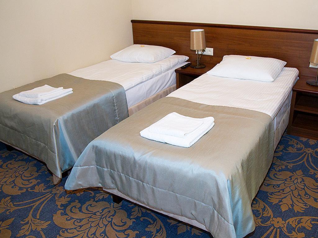 Hotel Miodowy Mlyn Опатов Стая снимка