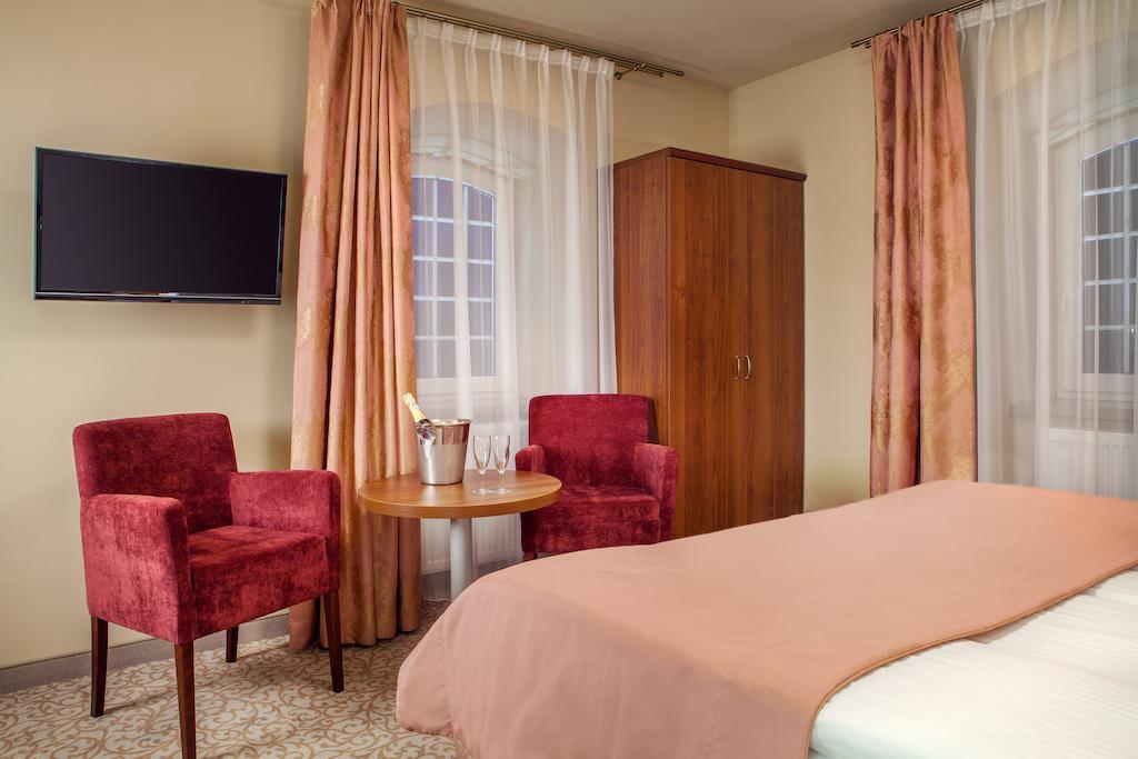 Hotel Miodowy Mlyn Опатов Стая снимка