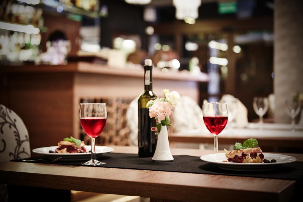 Hotel Miodowy Mlyn Опатов Екстериор снимка
